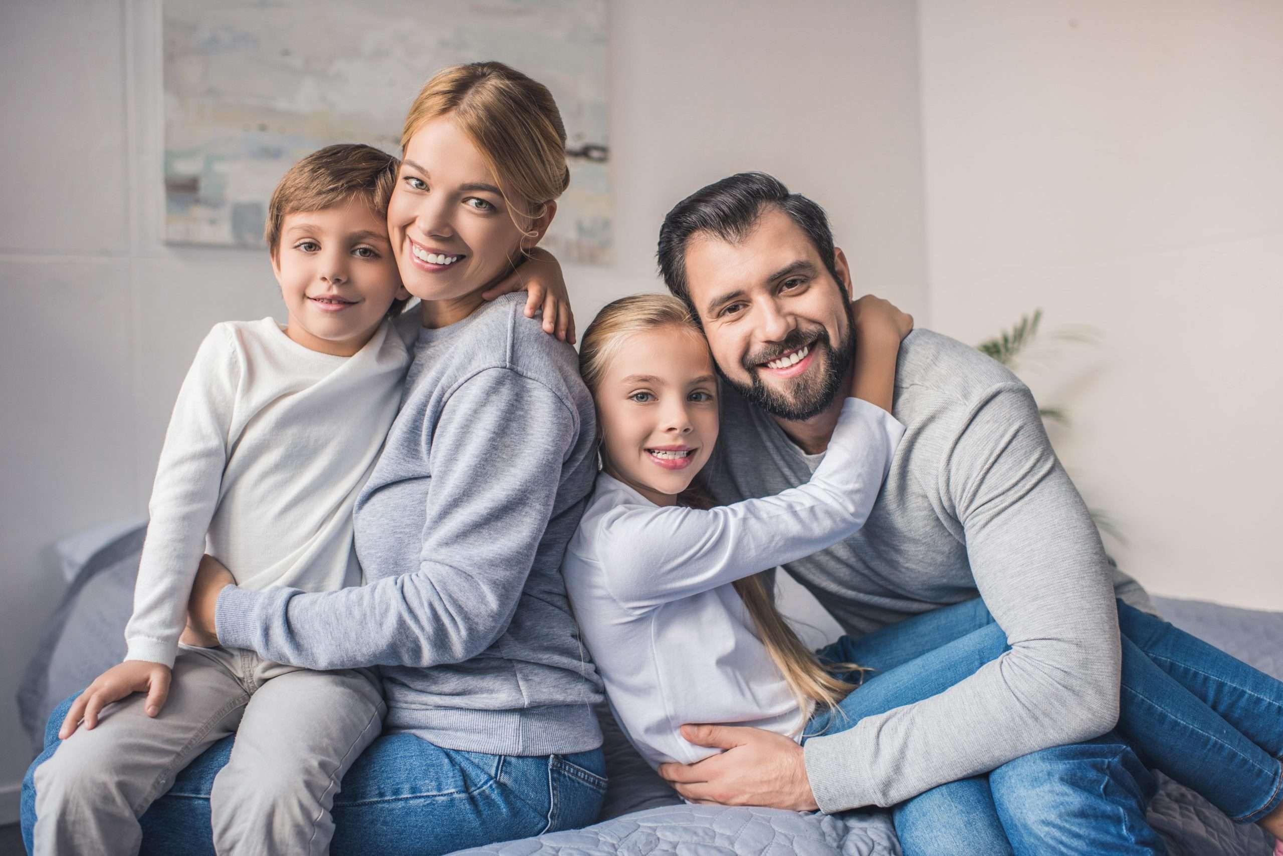 A-mother-father-with-their-two-kids-grinning